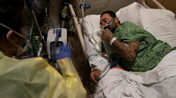 La enfermera habla con Paul