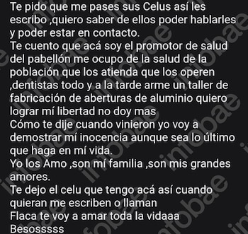 Un mensaje de texto en letras blancas sobre fondo negro con la marca de agua del medio Infobae