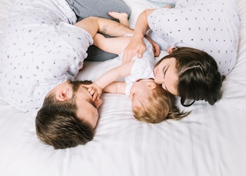 Dormir con los hijos puede ser beneficioso en algunos casos, según el neuropsicólogo Álvaro Bilbao. (Magnific)