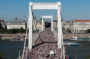 La gente cruza el Puente