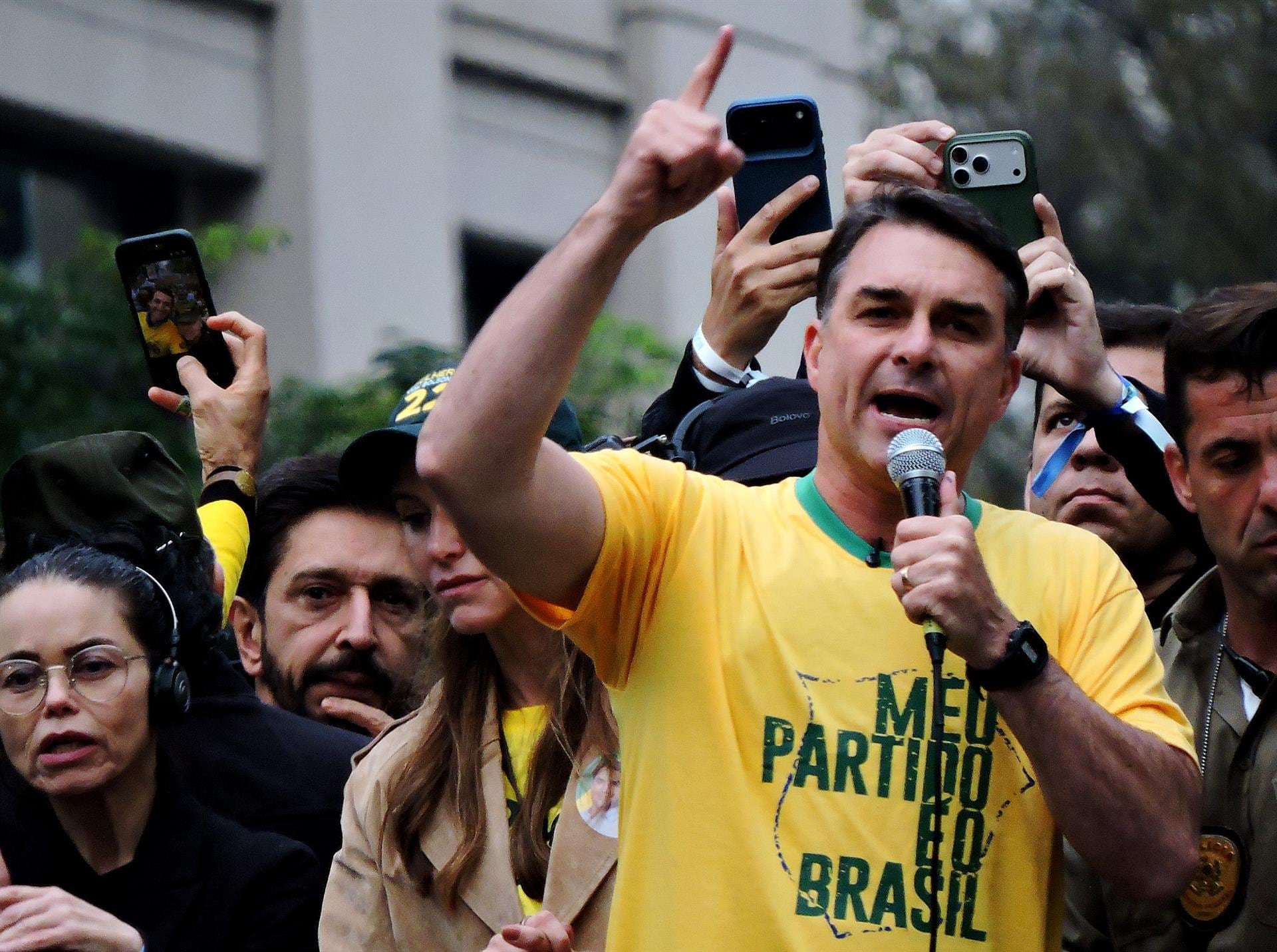 Flávio Bolsonaro desafió al presidente Luiz Inácio Lula da Silva a enfrentarse en el debate televisivo de TV Globo.