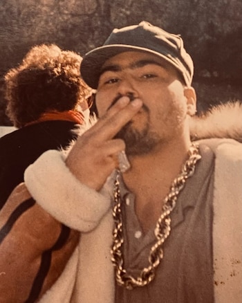 Detrás de la imponente figura