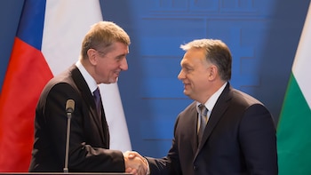 El primer ministro checo declara su apoyo a Orbán en la víspera de las cruciales elecciones en Hungría