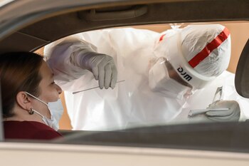 Una enfermera toma una prueba