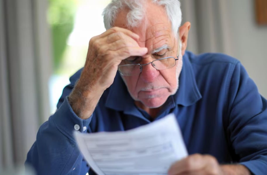 Los adultos mayores con ingresos fijos representan uno de los segmentos más golpeados por la falta de vivienda accesible en el país (Magnific)