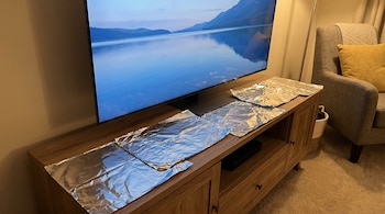 televisor - Smart TV - papel aluminio - tecnología - 25 de mayo