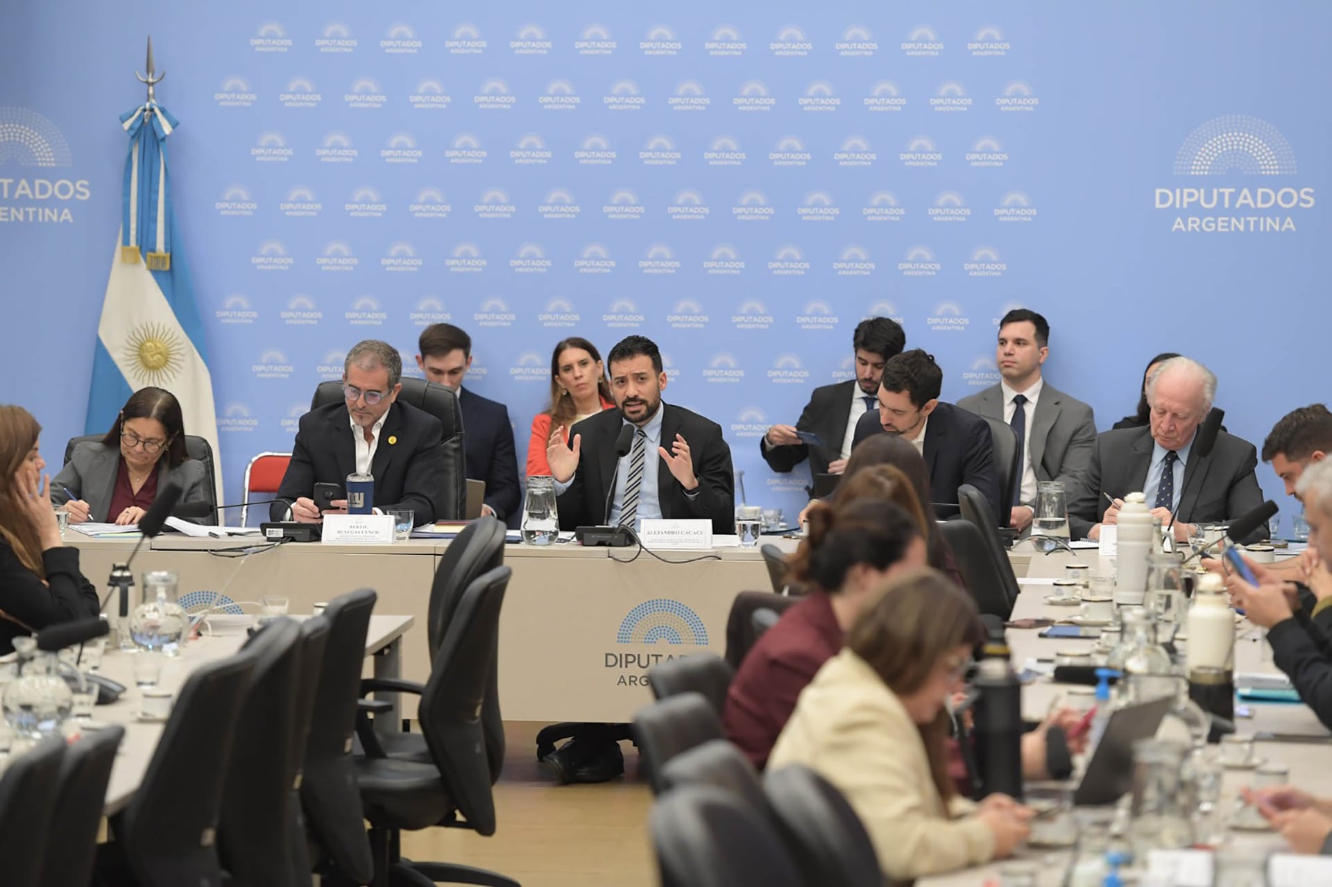 El Gobierno afirmó que se eliminaron 81.000 puestos de trabajo y que seguirá con los recortes