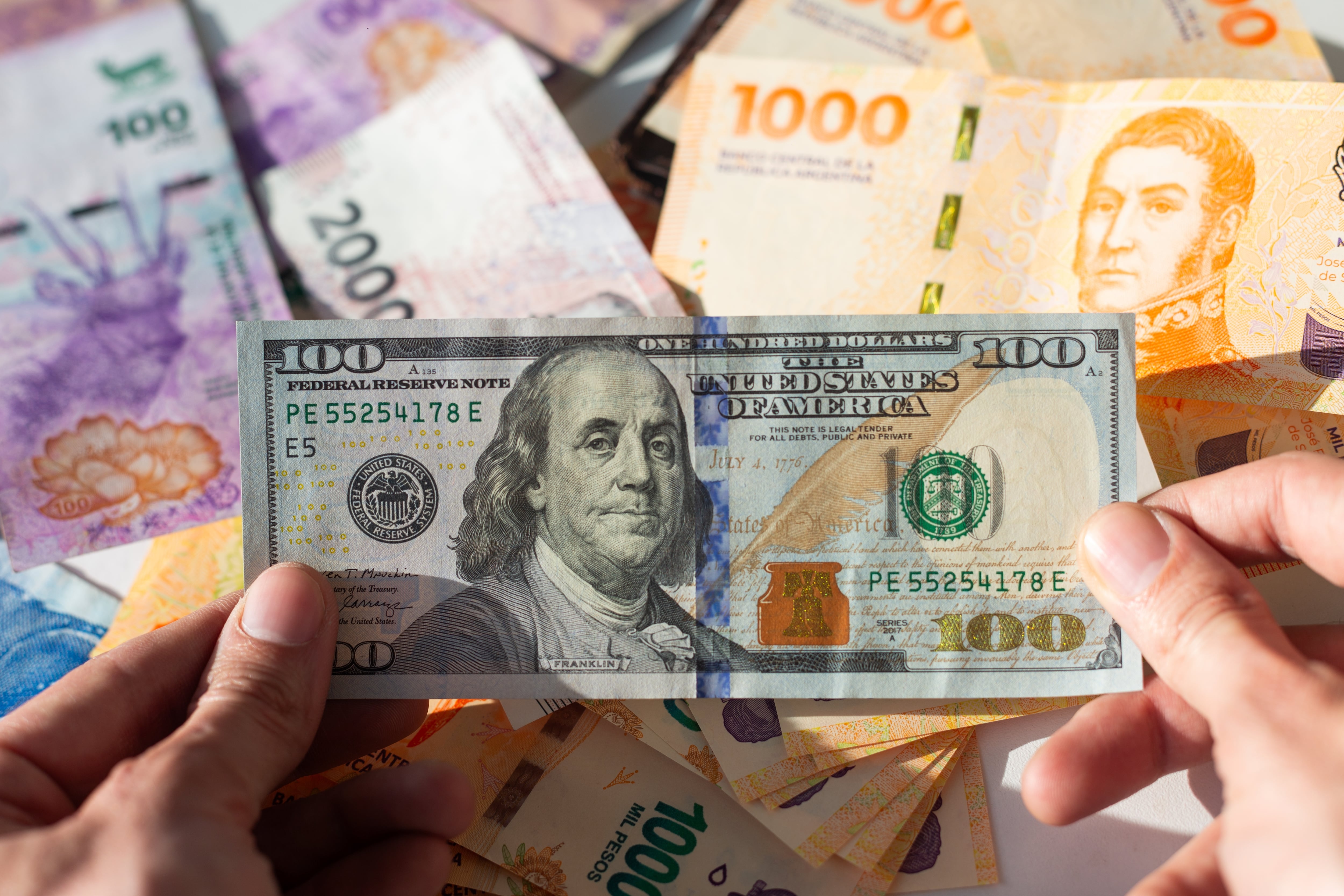 El dólar experimenta una acotada suba de 4% en 2026.