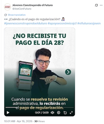 Un hombre joven con gafas sostiene un smartphone con una tarjeta bancaria en pantalla, junto a un texto sobre pagos de regularización del programa