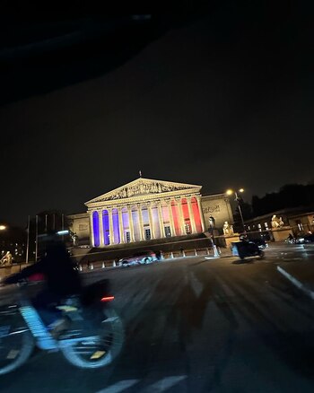 En su paseo nocturno, Pampita