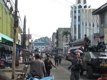 Miembros del Ejército filipino patrullan