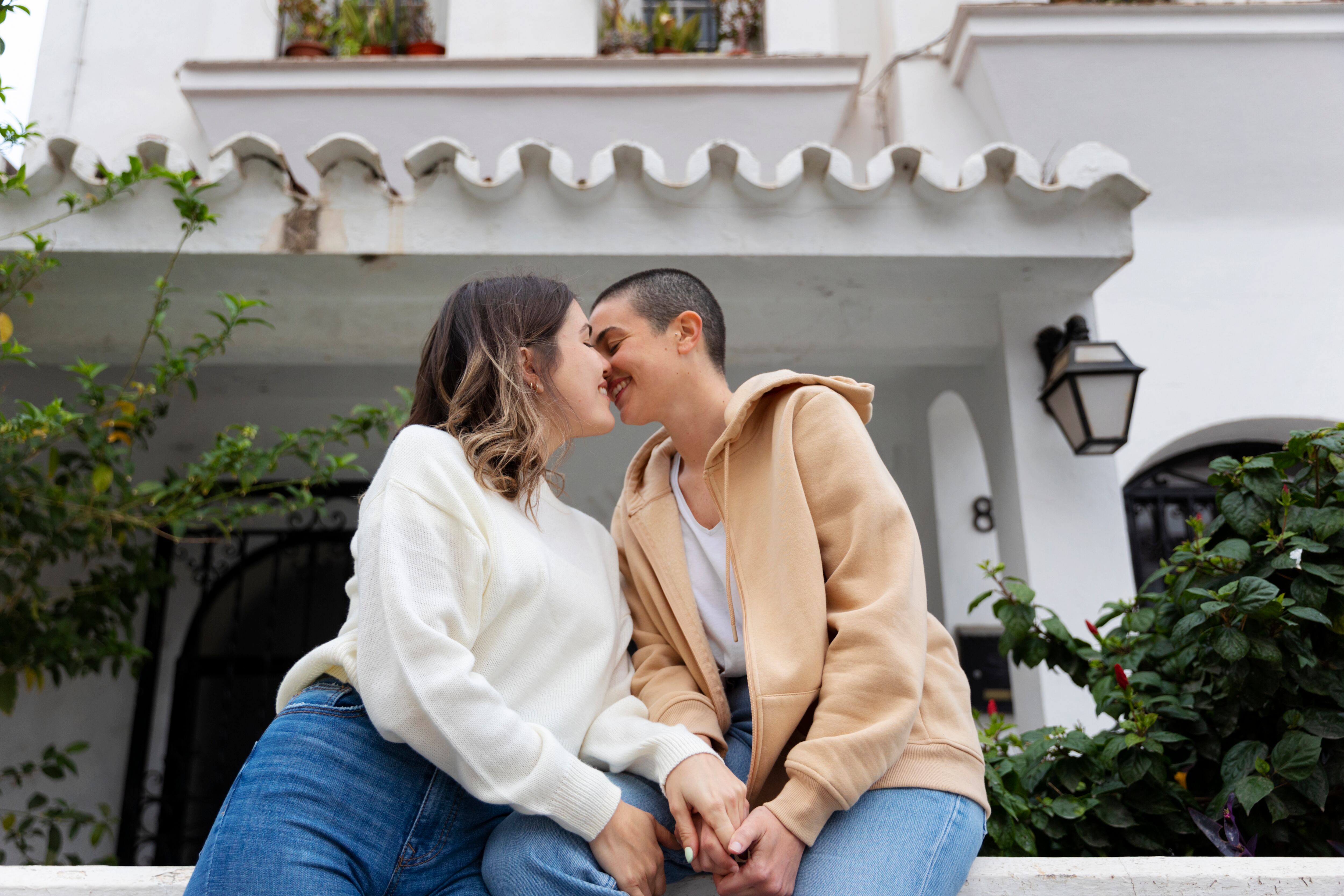 Una pareja de mujeres comparte un momento de ternura. (Freepik)