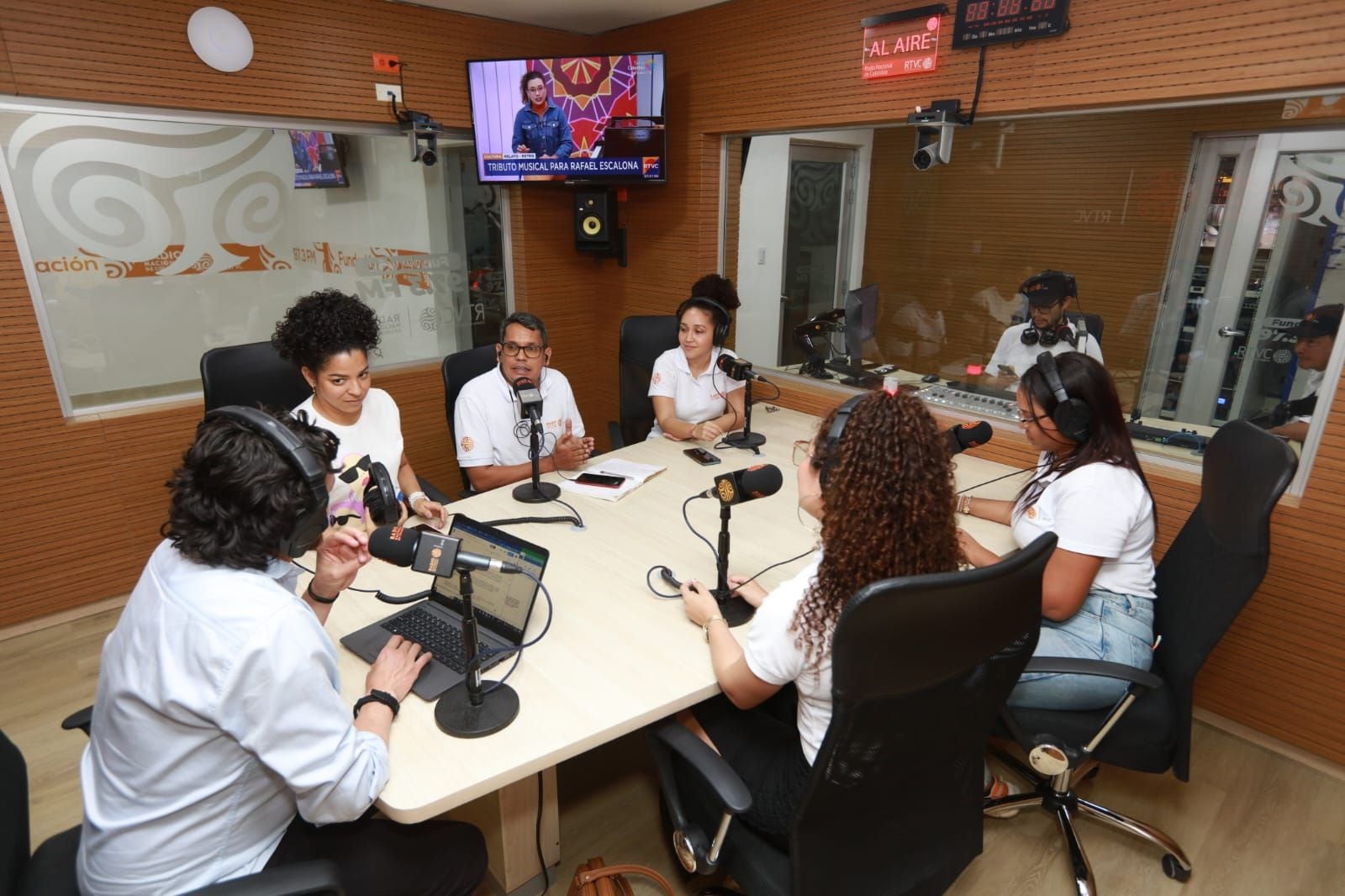 El Gobierno colombiano suspendió de forma temporal las transmisiones de cuatro Emisoras de Paz por no completar el proceso legal de concesión - crédito RTVC