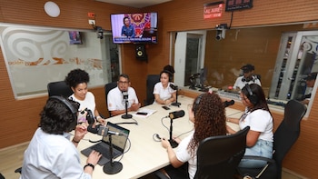El Gobierno ordenó suspender cuatro emisoras de paz por falta de concesión, entre señalamientos de censura