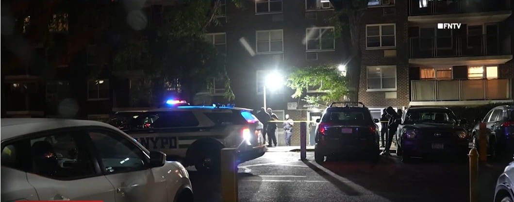 La Policía de Nueva York busca determinar si las víctimas cayeron desde una ventana, una escalera o la azotea del inmueble (Captura de video)