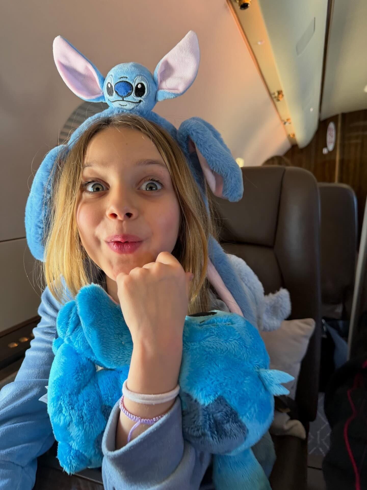 Magnolia, la hija de la China Suárez, aparece en la cabina del avión con un peluche de Stitch, reflejando complicidad y naturalidad