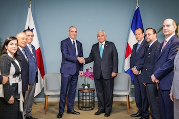 En el marco del congreso de zonas francas, los presidentes de República Dominicana y Panamá, Luis Abidaer (izq) y José Raúl Mulino, acordaron reforzar las relaciones diplomáticas.