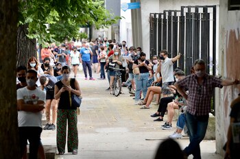 Largas filas en los centros