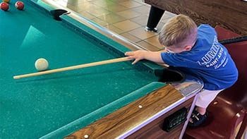 Jude Owens recibiendo reconocimiento en el Campeonato del Reino Unido de Snooker 2025 junto a figuras como Kyren Wilson
