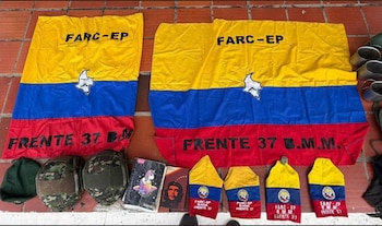 El inventario también incluyó 13 proveedores para fusil, seis uniformes de uso privativo de las Fuerzas Militares, cuatro morrales de campaña, cuatro chalecos tipo arnés, dos cascos blindados, cuatro brazaletes, una boina, dos banderas alusivas al extinto Frente 37 de las Farc-EP, esposas metálicas y un celular - crédito Policía Nacional/Dijín