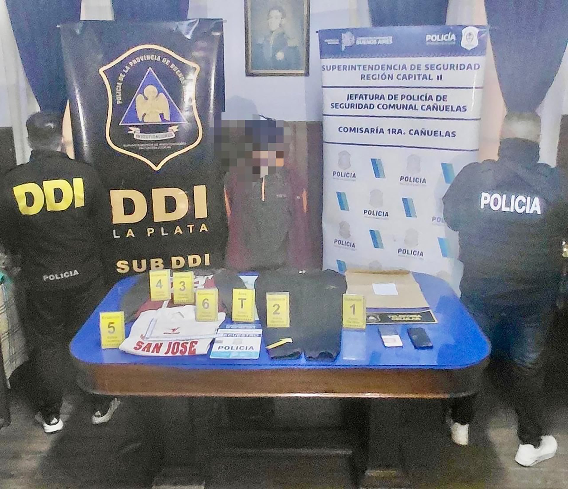 El sospechoso detenido y los elementos que le incautaron