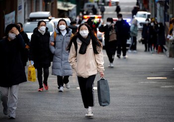 Estudiantes y familiares frente a
