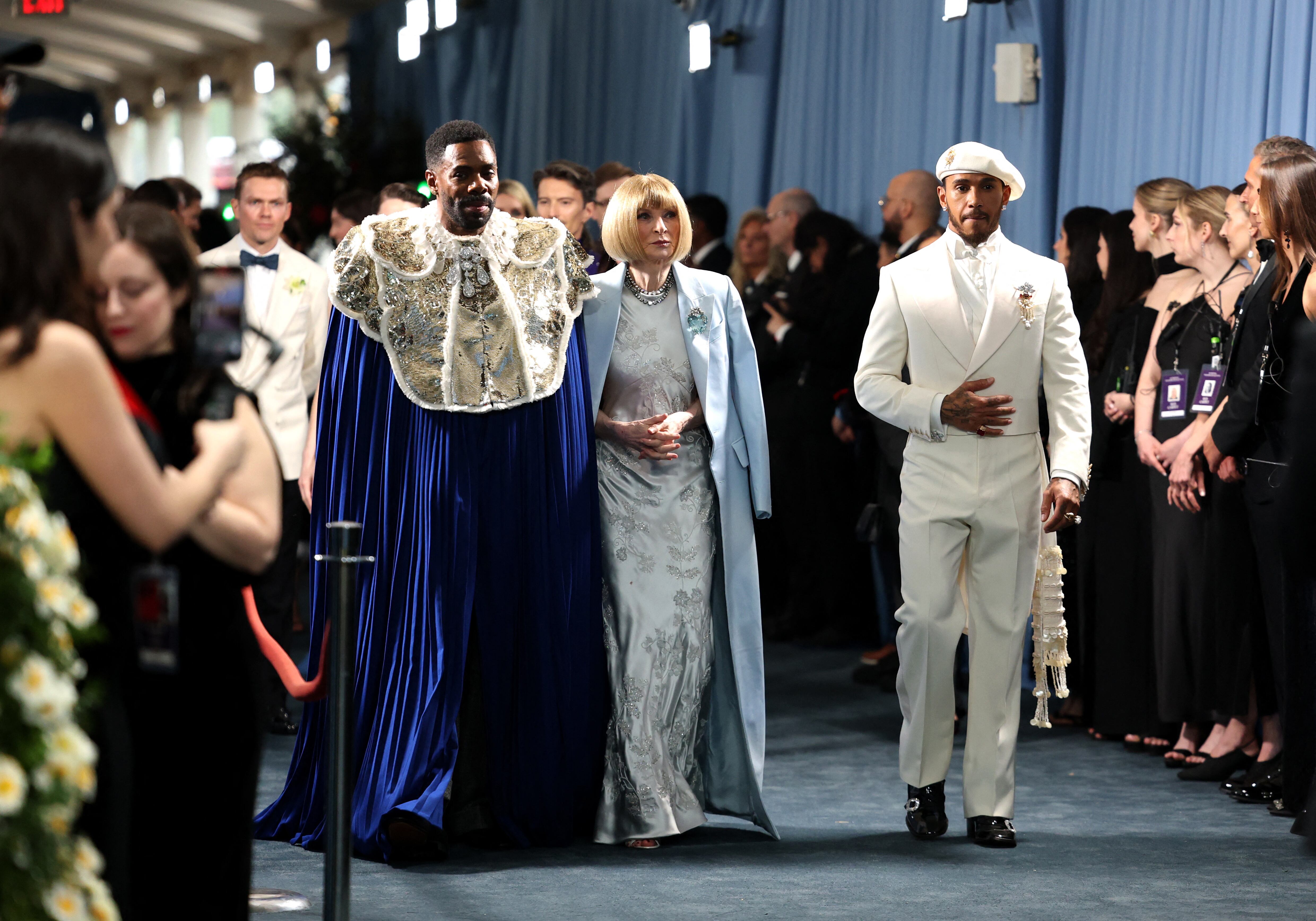 En su paso por la alfombra junto a Anna Wintour y Lewis Hamilton, el actor lució una capa de Valentino con detalles plateados y dorados, rindiendo tributo al legado visual de Talley (REUTERS/Mario Anzuoni)
