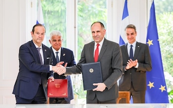 El Canciller panameño, Javier Martínez-Acha (izq), y Giorgio Gerapetritis, ministro de Relaciones Exteriores griego, firmaron un acuerdo en nombre de sus países. (Presidencia Panamá)