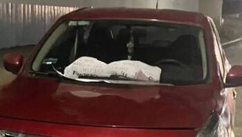 En la parte frontal del vehículo, los agresores colocaron un mensaje amenazante. (Especial)