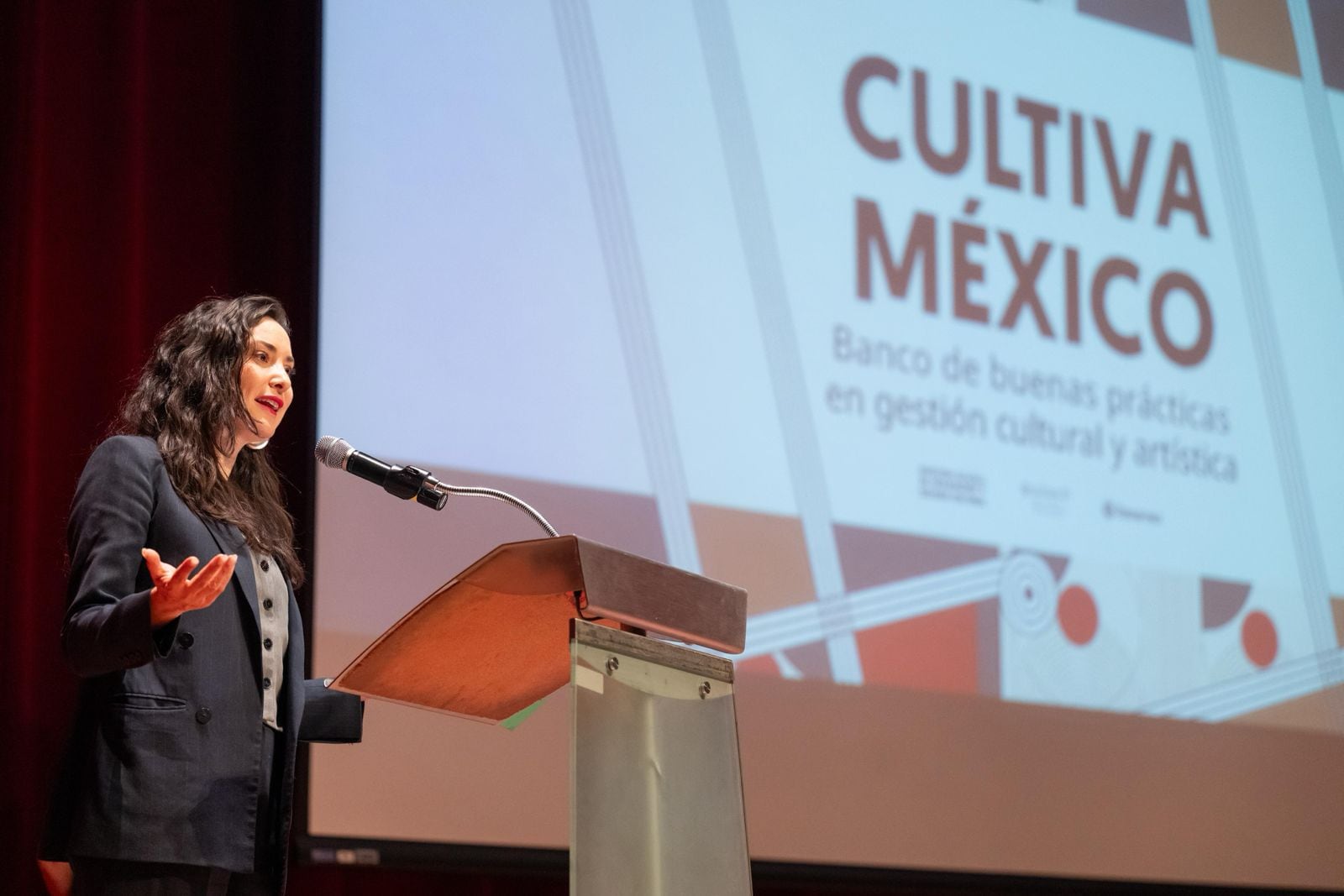 Claudia Curiel Icaza destaca la importancia de la gestión cultural y artística en el evento Cultiva México.