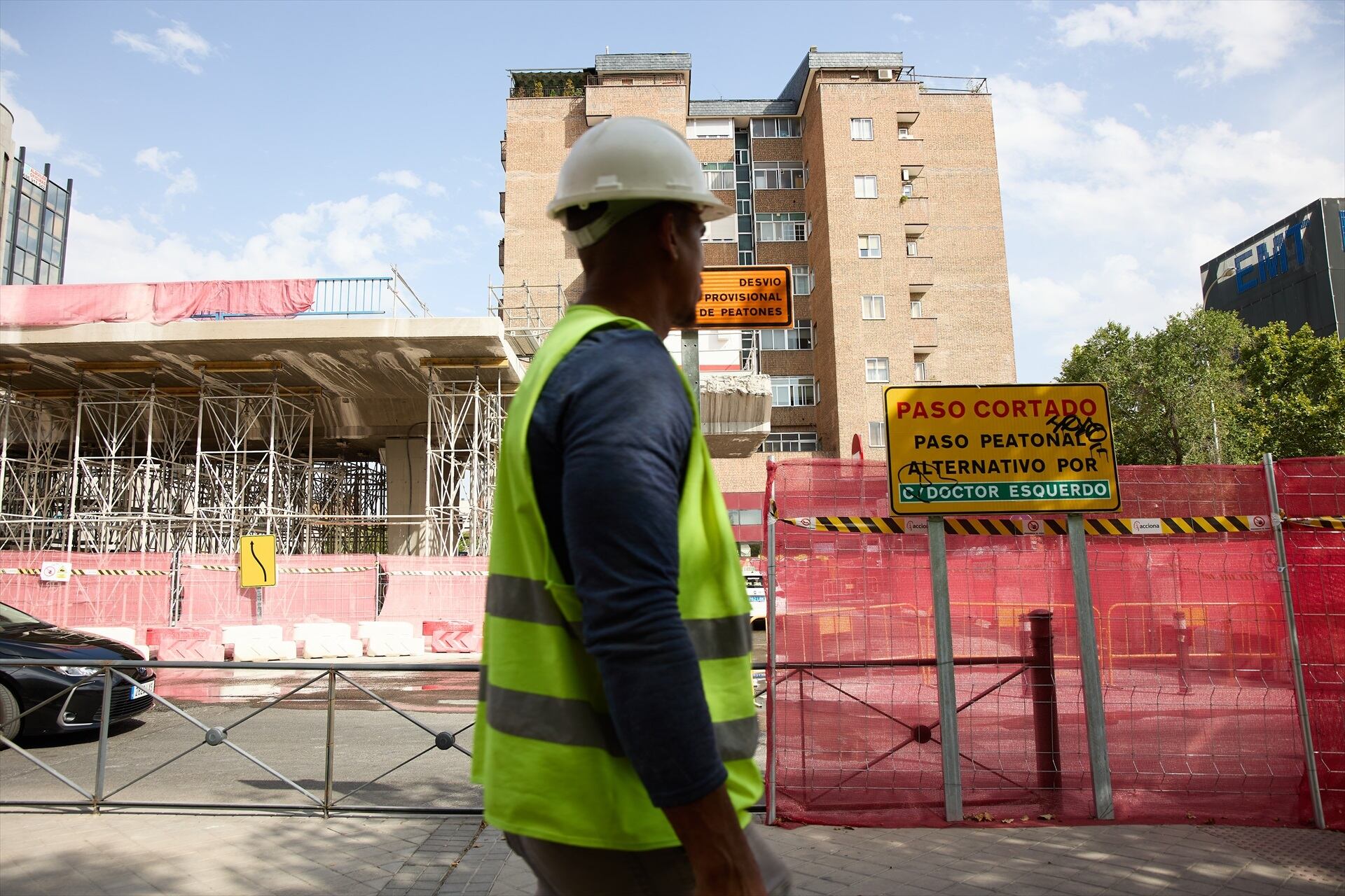 Un albañil trabajando en una obra en Madrid