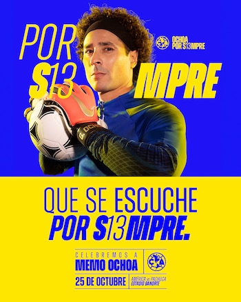Guillermo Ochoa sostiene un balón de fútbol en un cartel azul y amarillo con textos del homenaje y el escudo del Club América