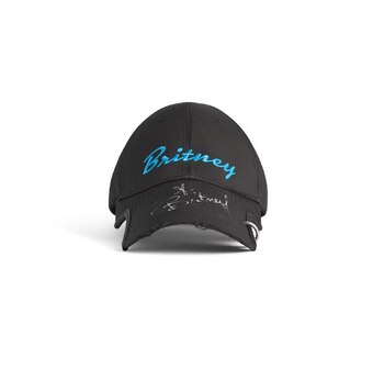 Gorras, sudaderas y camisetas de la colección de Britney Spears en Balenciaga destacan por su estilo vintage y acabados retro (Balenciaga)