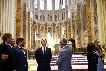 El presidente francés, Emmanuel Macron, visita la catedral de Chartres en el marco de las Jornadas Europeas del Patrimonio en Chartres, Francia, el 20 de septiembre de 2024 (Yoan Valat/Pool vía Reuters)