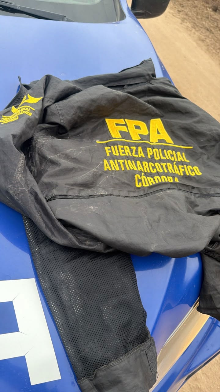 Dentro y alrededor del rodado, los uniformados hallaron precintos plásticos listos para ser usados y prendas similares a las de la Fuerza Policial Antinarcotráfico (FPA)