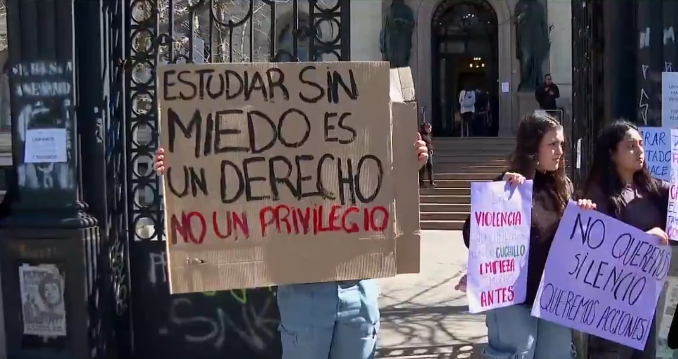Estudiantes de Medicina de Uruguay se manifiestan tras puñalada a joven de 19 años (Captura Telemundo/Canal 12)