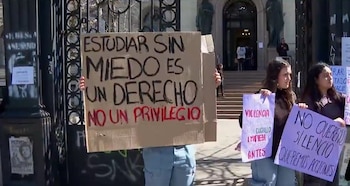 Estudiantes de Medicina de Uruguay se manifiestan tras puñalada a joven de 19 años (Captura Telemundo/Canal 12)