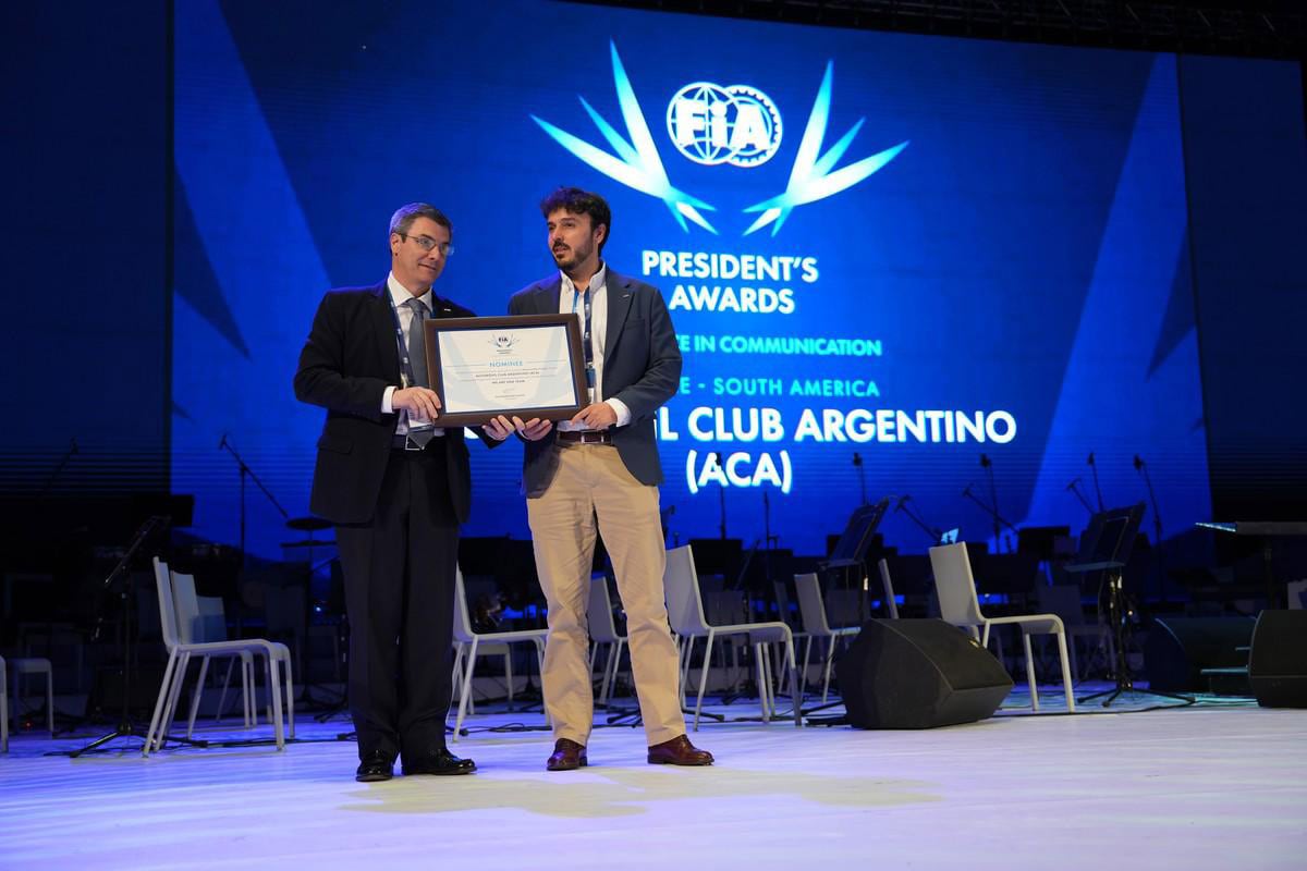 César Carman, presidente de la ACA, recibimiento el premio que recibió de la FIA (Prensa Gala FIA)
