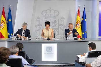 El ministro del Interior, Marlaska, la portavoz del Gobierno, Elma Saiz, y el ministro de Política Territorial, Ángel Víctor Torres, durante la rueda de prensa tras el Consejo de Ministros, a 25 de agosto de 2026, en Madrid (Jesús Hellín - Europa Press)