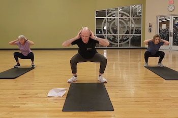Las clases de Minnick se enfocan en el fitness funcional ayudando a mayores a mejorar su fuerza y movilidad