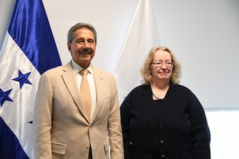 La diplomática Colleen A. Hoey