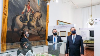 Alberto Fernández junto al ministro