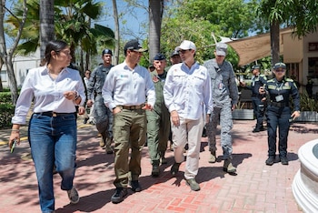 Los ministros de Defensa y