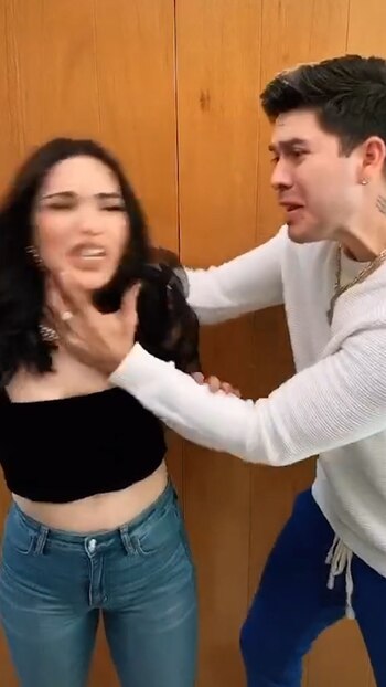 En uno de los videos,