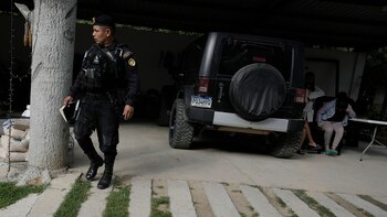 Un policía guatemalteco camina cerca