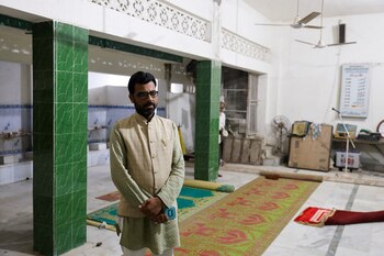 Azam Qadri, presidente del Consejo Central Waqf Sunita de Ayodhya, posa para una fotografía dentro de una mezquita en Ayodhya, India, el 21 de noviembre de 2023. (REUTERS/Anushree Fadnavis)