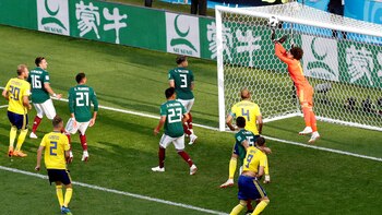 Soccer Football - World Cup - Group F - Mexico vs Sweden - Ekaterinburg Arena, Yekaterinburg, Russia - June 27, 2018 Mexico's Guillermo Ochoa makes a save REUTERS/Damir Sagolj