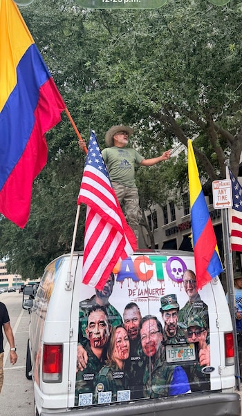 El vehículo en cuestión pertenece a un movimiento ciudadano en Estados Unidos que se identifica como opositor al Pacto Histórico - crédito @ColombiaFFE/X