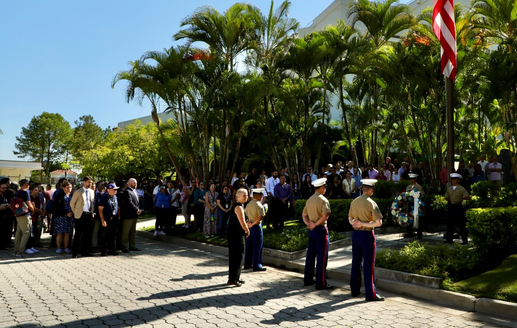 La Embajada de EE.UU. destacó el sacrificio de bomberos, policías, personal de emergencias médicas y ciudadanos que auxiliaron a otras personas durante los ataques. (Cortesía: Embajada de Estados Unidos en El Salvador)