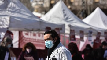 Un médico, en medio de